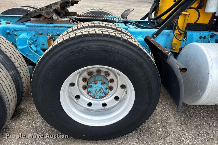 image for item DY0016 1991 Freightliner FLA086 semi truck