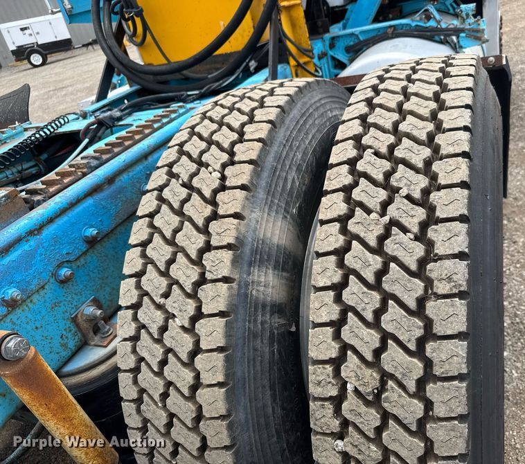 image for item DY0016 1991 Freightliner FLA086 semi truck