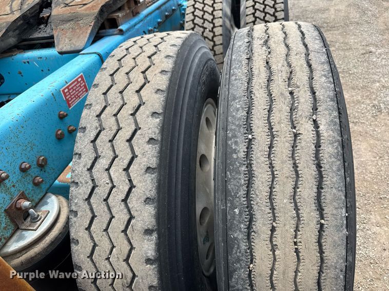 image for item DY0016 1991 Freightliner FLA086 semi truck