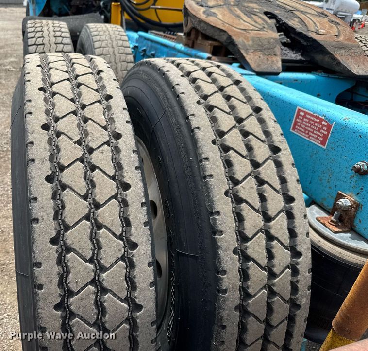 image for item DY0016 1991 Freightliner FLA086 semi truck