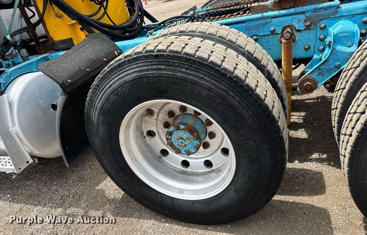 image for item DY0016 1991 Freightliner FLA086 semi truck