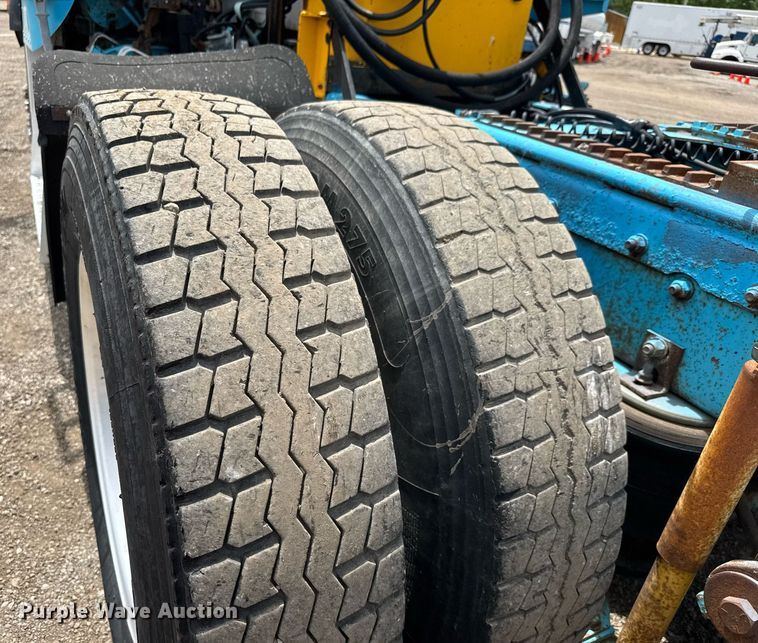 image for item DY0016 1991 Freightliner FLA086 semi truck