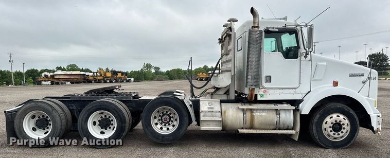 image for item DY0041 2000 Kenworth T800 semi truck