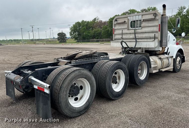 image for item DY0041 2000 Kenworth T800 semi truck