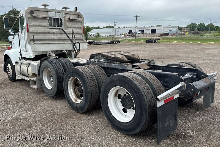 image for item DY0041 2000 Kenworth T800 semi truck