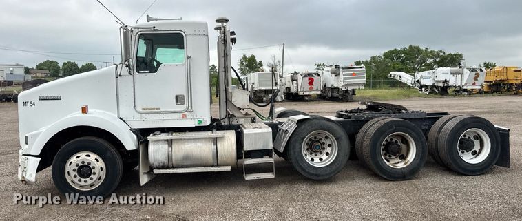 image for item DY0041 2000 Kenworth T800 semi truck