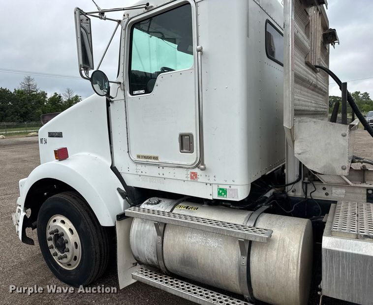 image for item DY0041 2000 Kenworth T800 semi truck