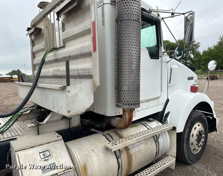 image for item DY0041 2000 Kenworth T800 semi truck