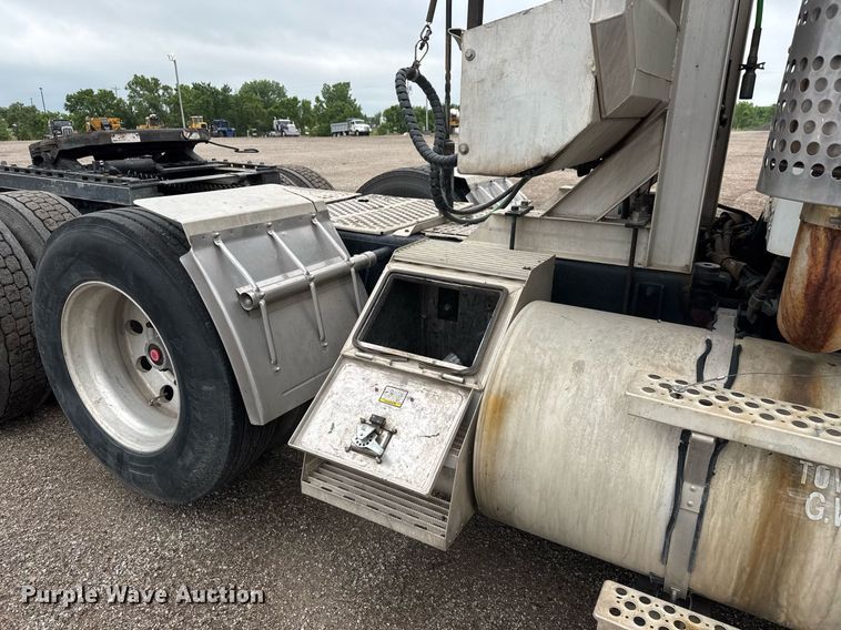 image for item DY0041 2000 Kenworth T800 semi truck