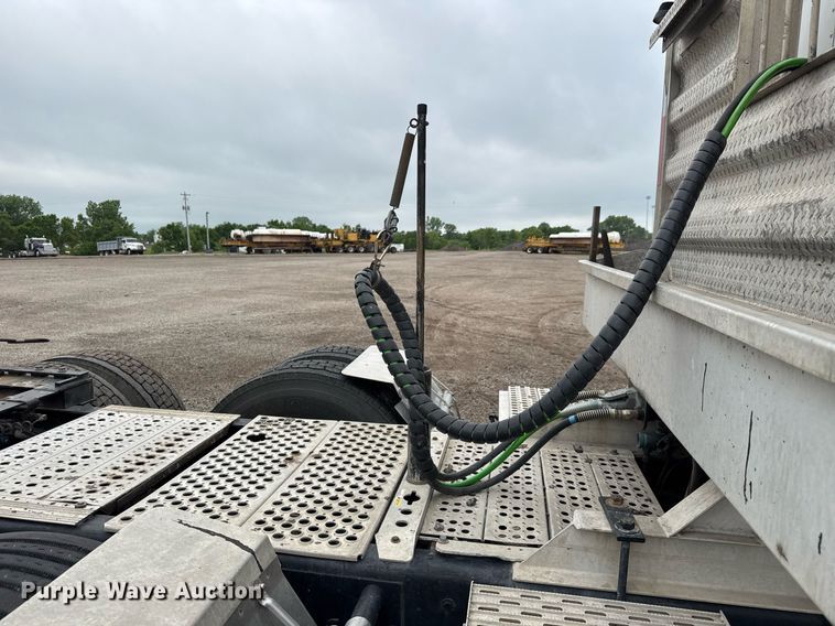 image for item DY0041 2000 Kenworth T800 semi truck