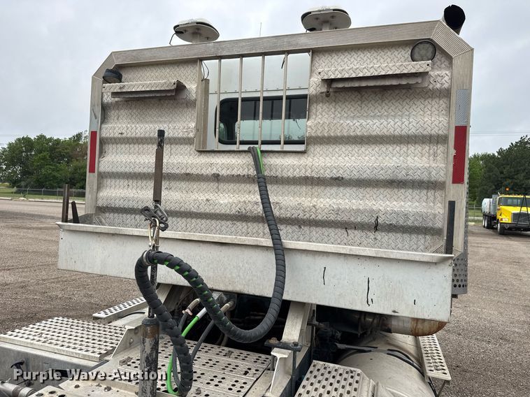 image for item DY0041 2000 Kenworth T800 semi truck