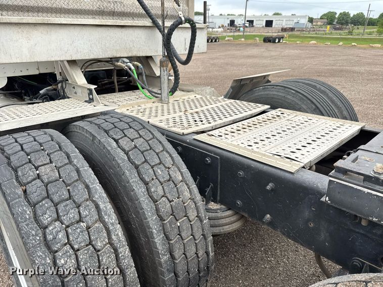 image for item DY0041 2000 Kenworth T800 semi truck