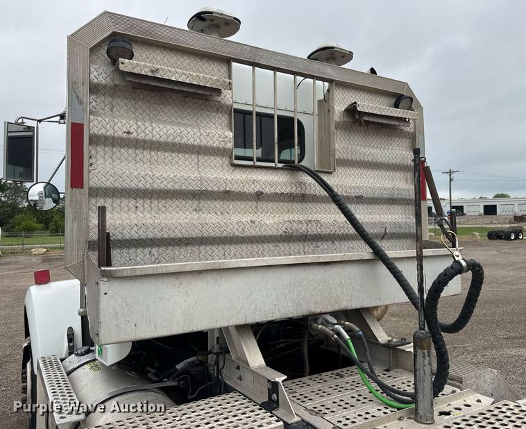 image for item DY0041 2000 Kenworth T800 semi truck