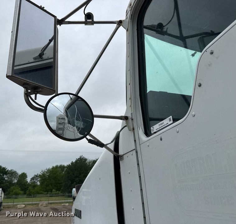 image for item DY0041 2000 Kenworth T800 semi truck