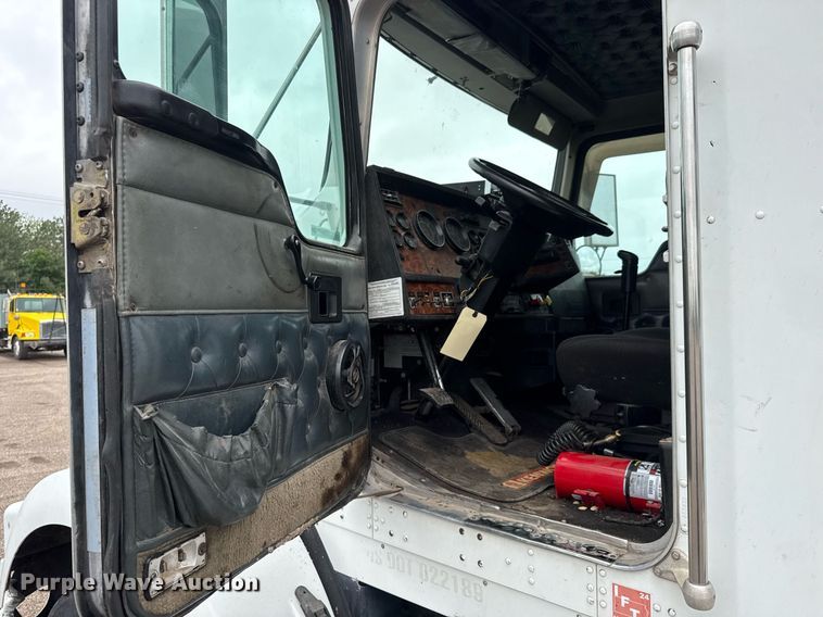 image for item DY0041 2000 Kenworth T800 semi truck