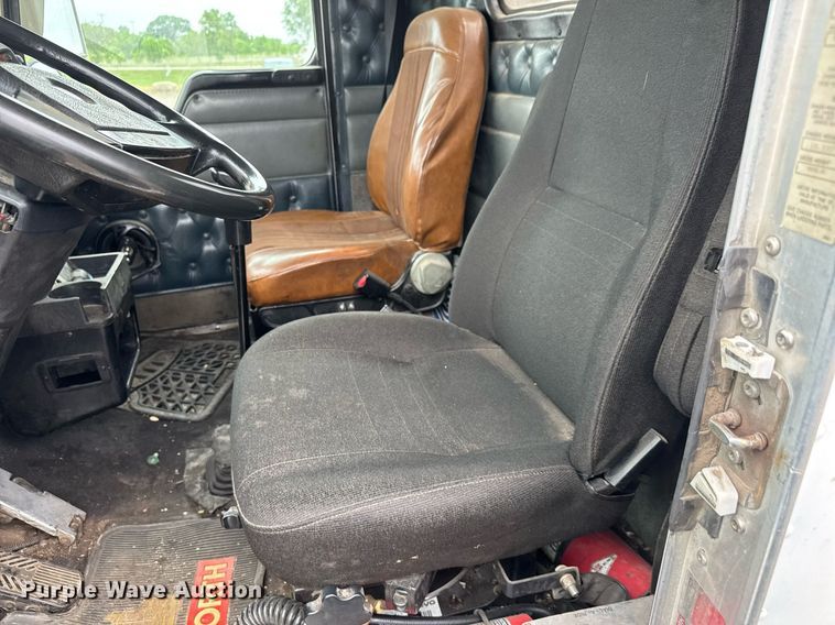 image for item DY0041 2000 Kenworth T800 semi truck