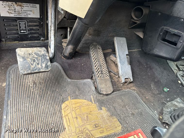 image for item DY0041 2000 Kenworth T800 semi truck