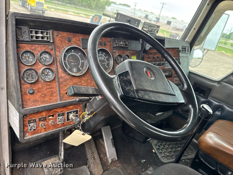 image for item DY0041 2000 Kenworth T800 semi truck