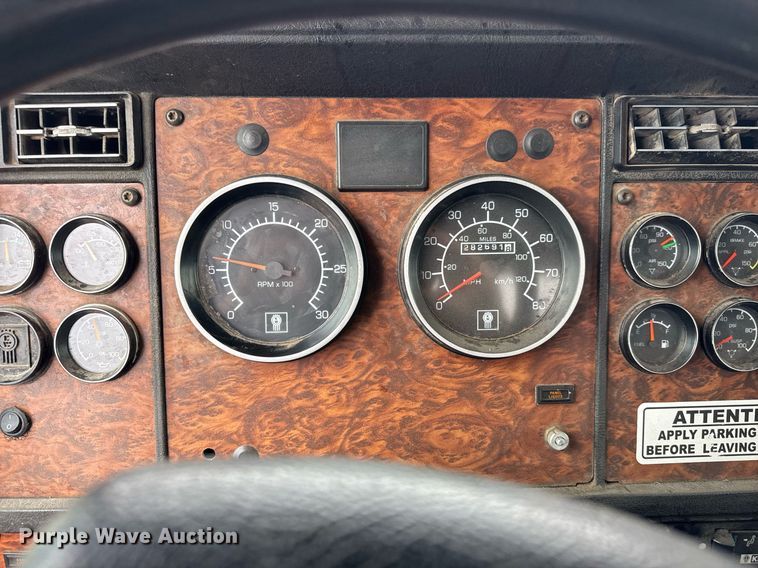 image for item DY0041 2000 Kenworth T800 semi truck