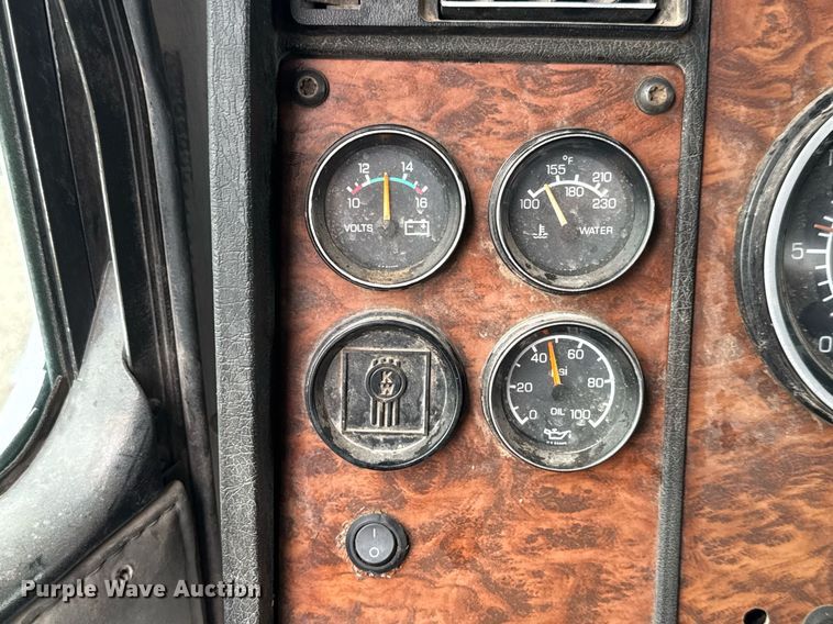 image for item DY0041 2000 Kenworth T800 semi truck