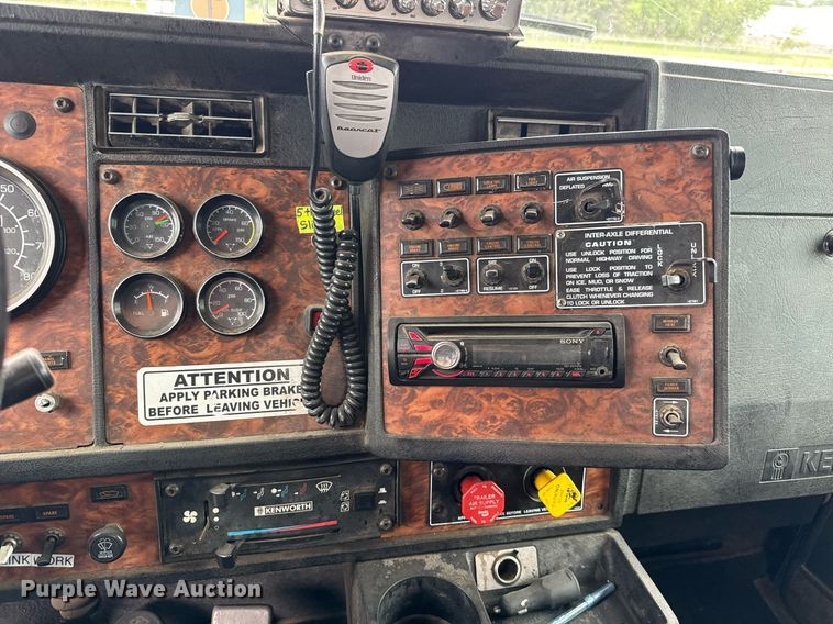 image for item DY0041 2000 Kenworth T800 semi truck