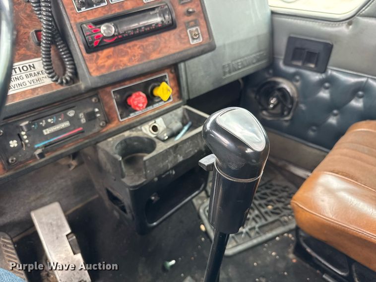 image for item DY0041 2000 Kenworth T800 semi truck