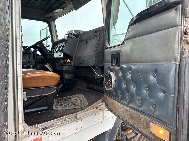 image for item DY0041 2000 Kenworth T800 semi truck