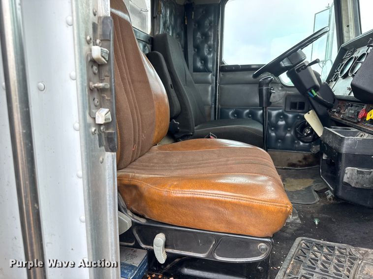 image for item DY0041 2000 Kenworth T800 semi truck