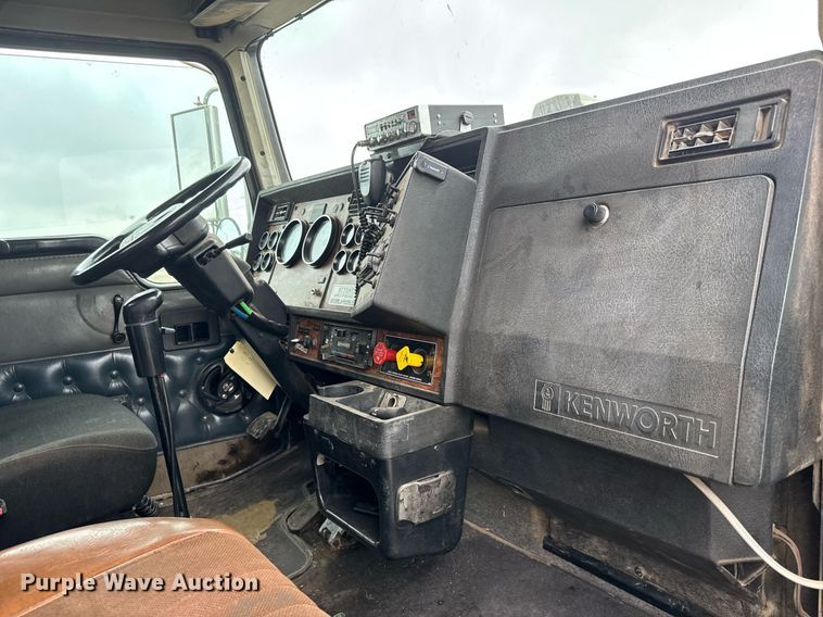 image for item DY0041 2000 Kenworth T800 semi truck