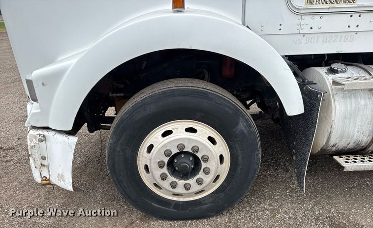 image for item DY0041 2000 Kenworth T800 semi truck