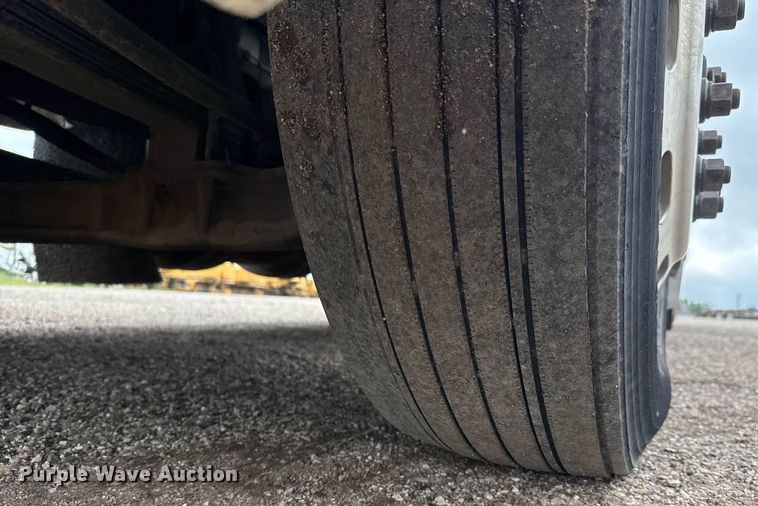 image for item DY0041 2000 Kenworth T800 semi truck