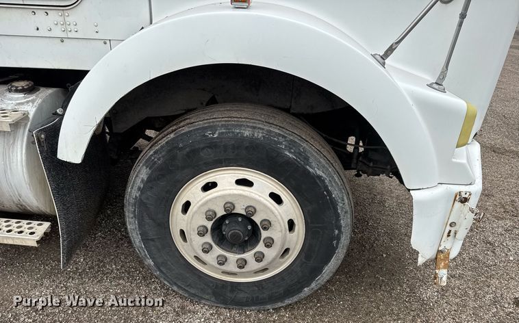 image for item DY0041 2000 Kenworth T800 semi truck