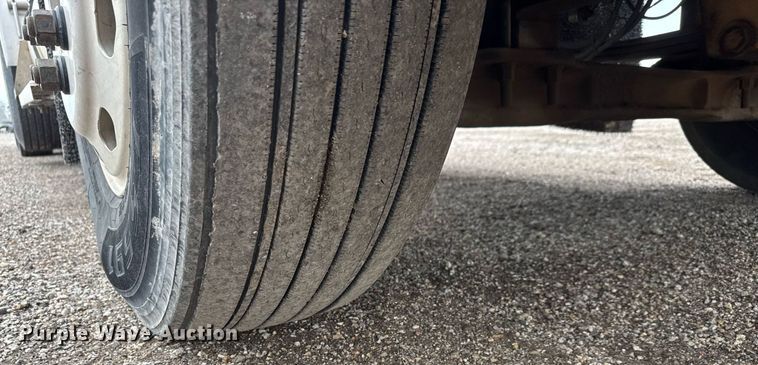 image for item DY0041 2000 Kenworth T800 semi truck