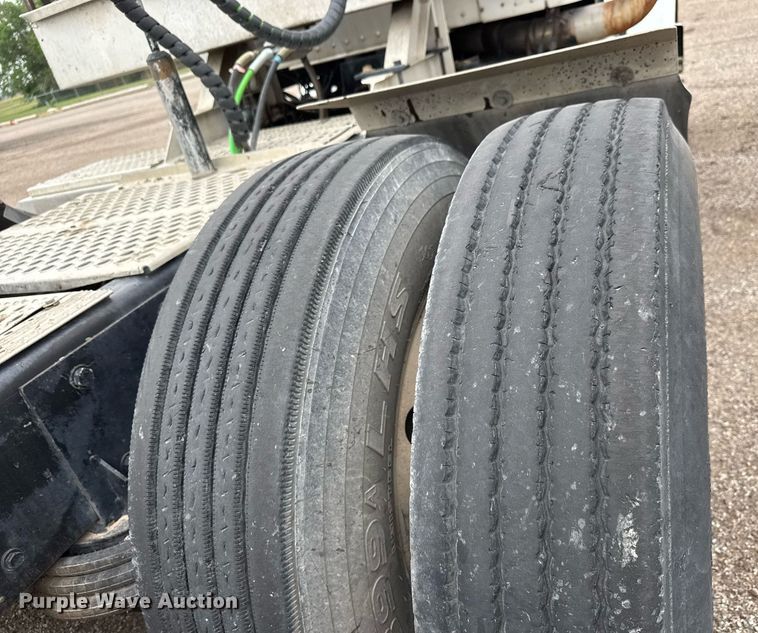 image for item DY0041 2000 Kenworth T800 semi truck