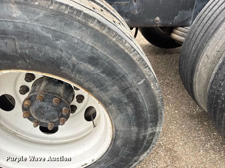 image for item DY0041 2000 Kenworth T800 semi truck