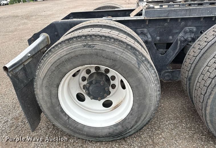 image for item DY0041 2000 Kenworth T800 semi truck