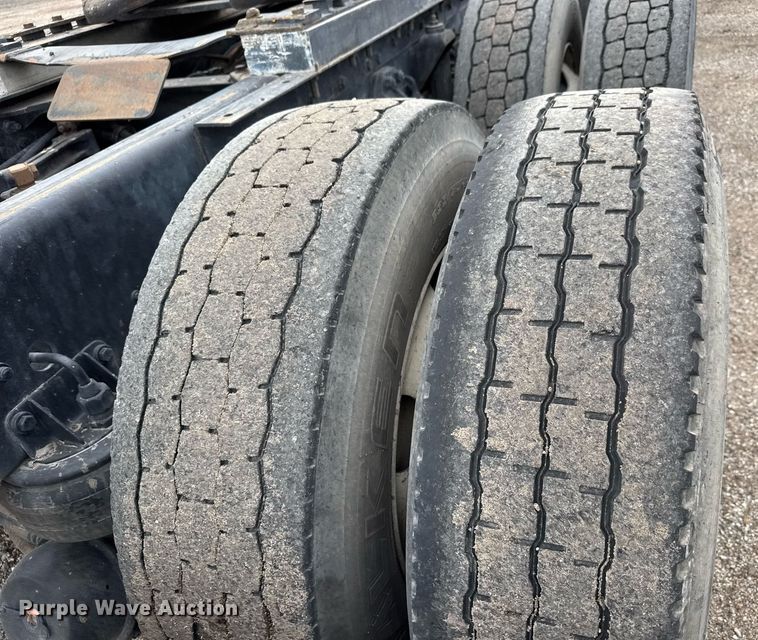 image for item DY0041 2000 Kenworth T800 semi truck