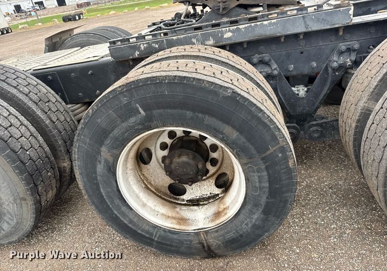 image for item DY0041 2000 Kenworth T800 semi truck