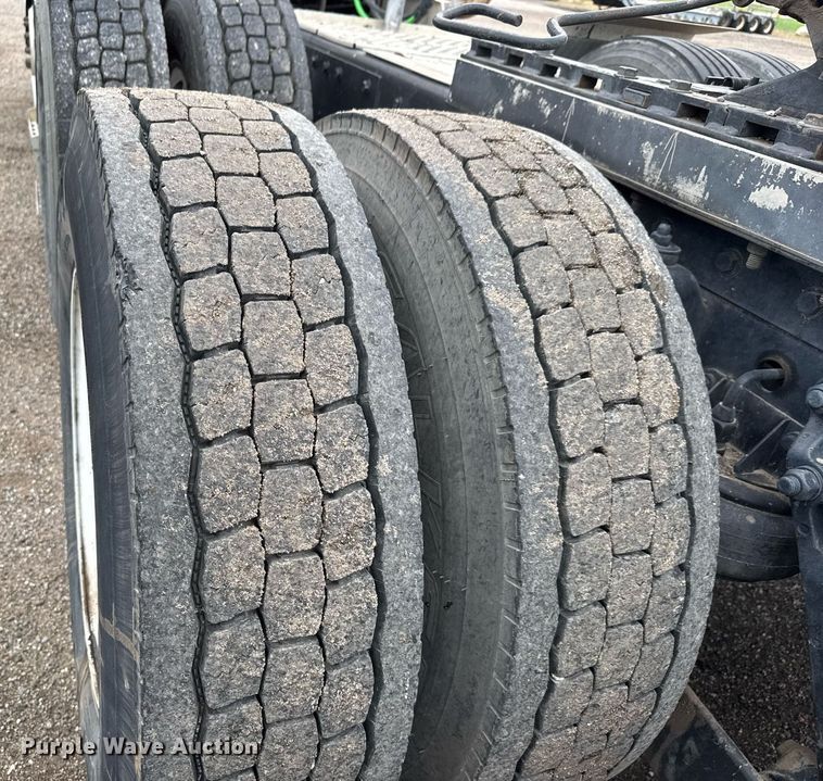 image for item DY0041 2000 Kenworth T800 semi truck