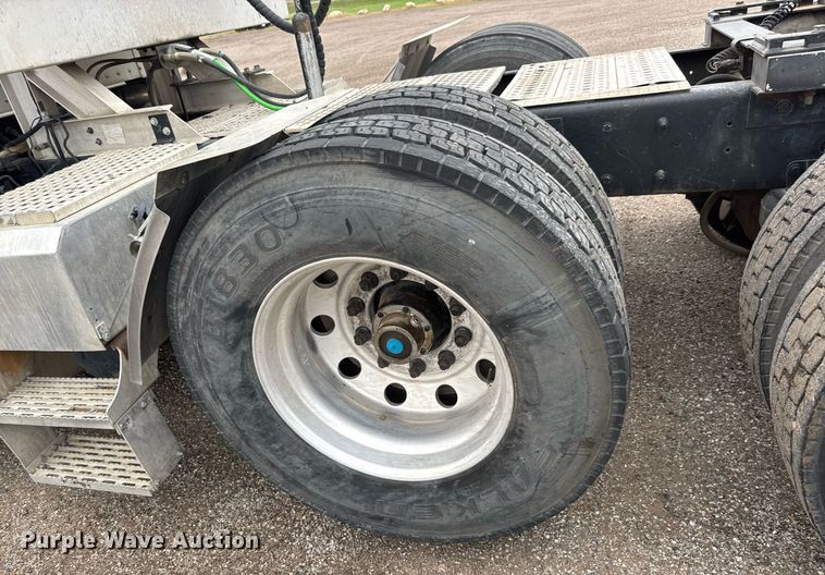 image for item DY0041 2000 Kenworth T800 semi truck