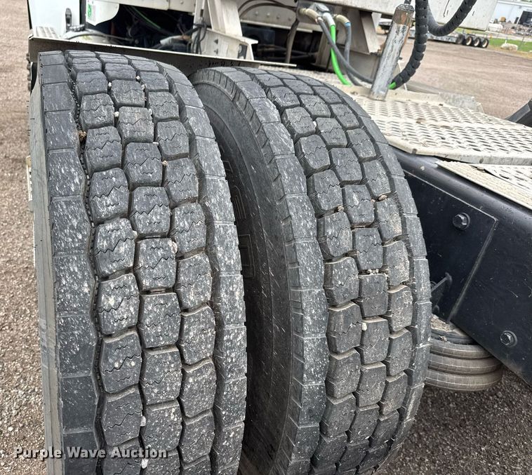 image for item DY0041 2000 Kenworth T800 semi truck