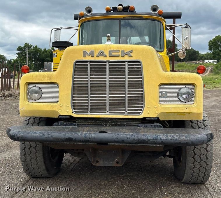 image for item DY0526 1989 Mack R690ST winch truck