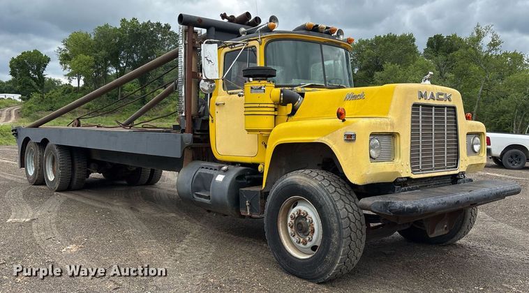 image for item DY0526 1989 Mack R690ST winch truck