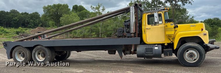 image for item DY0526 1989 Mack R690ST winch truck