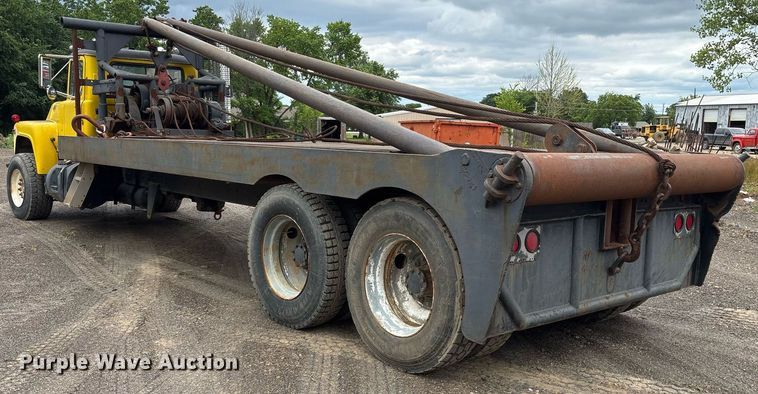 image for item DY0526 1989 Mack R690ST winch truck