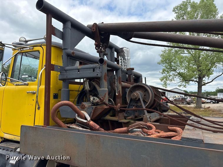 image for item DY0526 1989 Mack R690ST winch truck