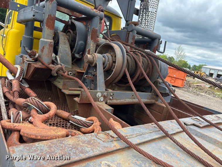 image for item DY0526 1989 Mack R690ST winch truck