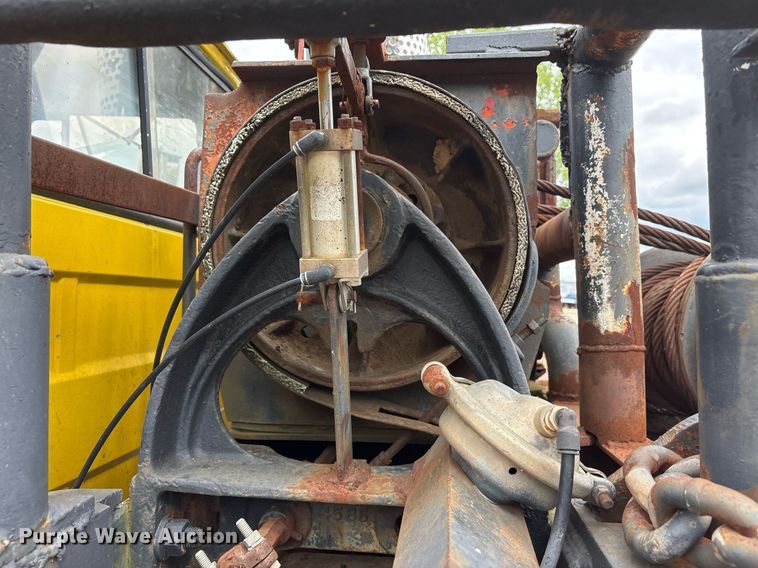 image for item DY0526 1989 Mack R690ST winch truck