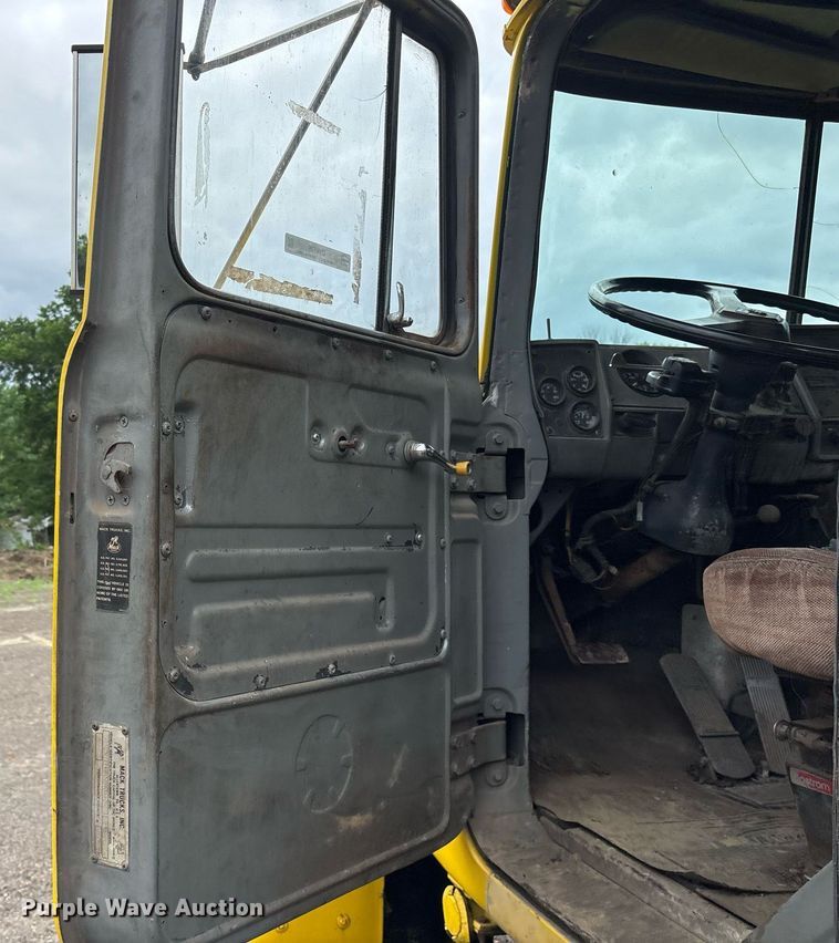 image for item DY0526 1989 Mack R690ST winch truck