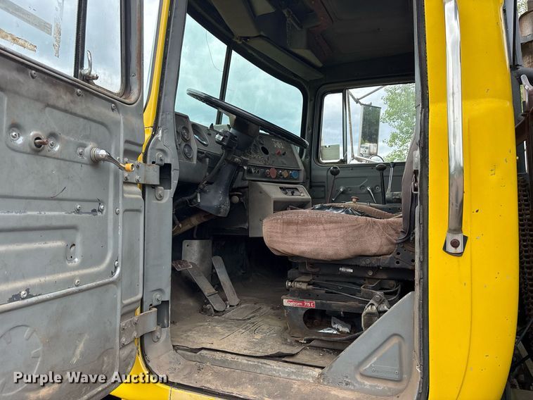 image for item DY0526 1989 Mack R690ST winch truck